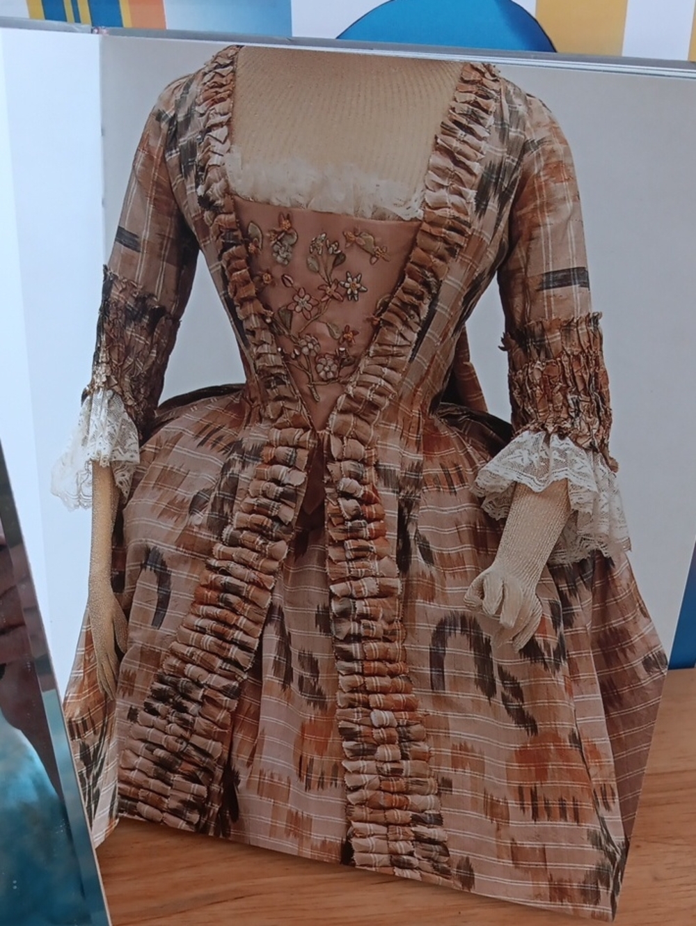 Book 100 Dresses First Edition Metropolition Musem - Picture 2 of 7